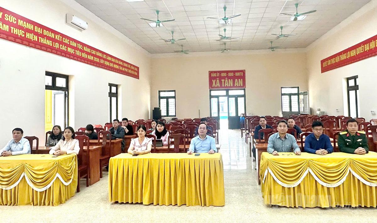 Cán bộ, đảng viên xã Tân An theo dõi trực tiếp Đại hội đại biểu toàn quốc lần thứ XIV. Ảnh: Hoàng Trang