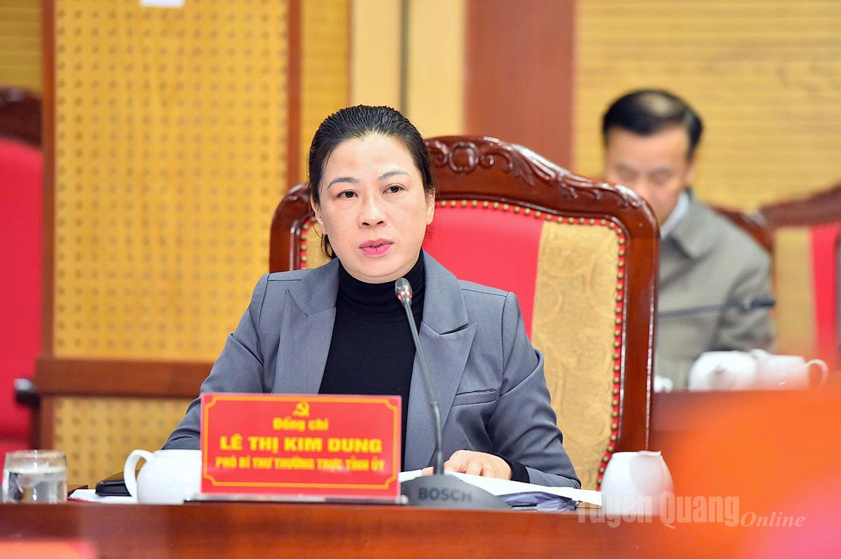 Đồng chí Phó Bí thư Thường trực Tỉnh ủy Lê Thị Kim Dung phát biểu tại cuộc họp.