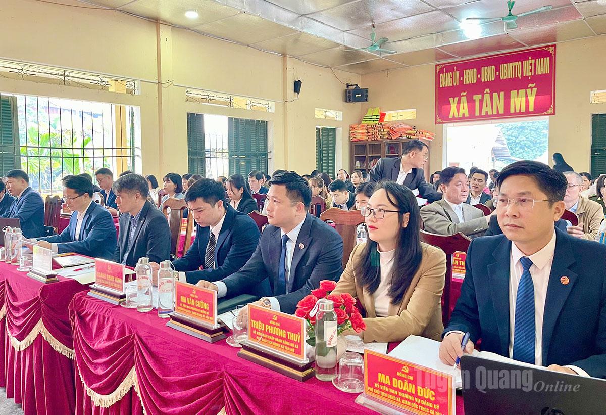 Cán bộ, đảng viên xã Tân Mỹ theo dõi trực tiếp Đại hội đại biểu toàn quốc lần thứ XIV. Ảnh: Thu Trang