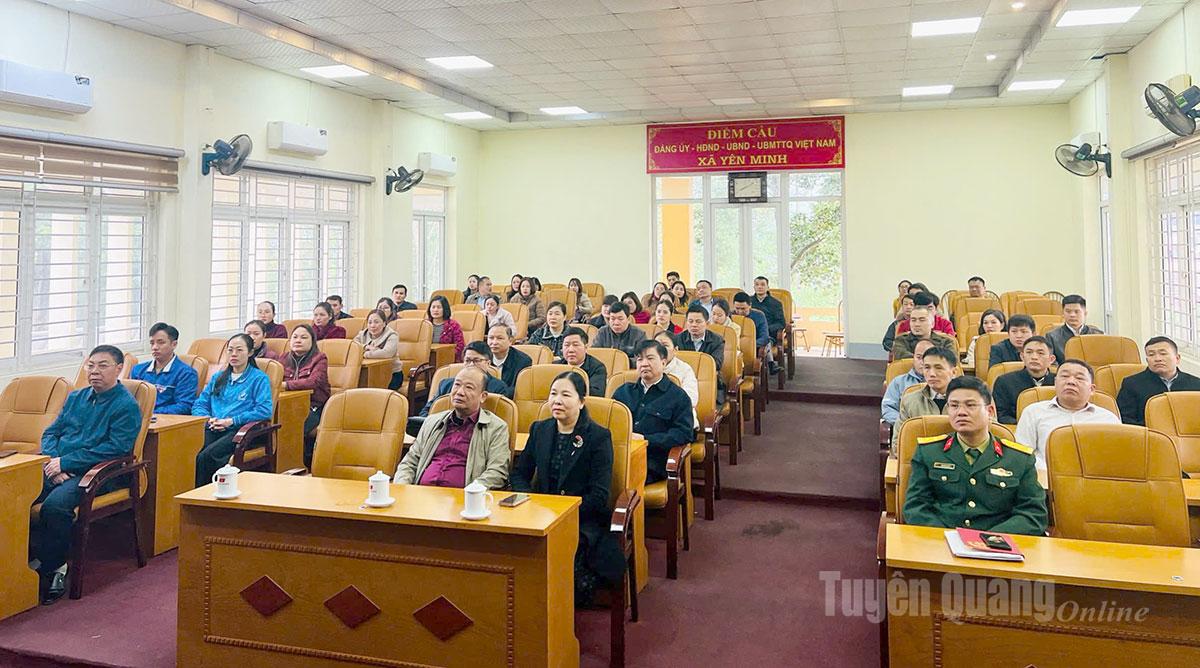 Cán bộ, đảng viên xã Yên Minh theo dõi khai mạc Đại hội đại biểu toàn quốc lần thứ XIV của Đảng. (Ảnh Phạm Hoan)