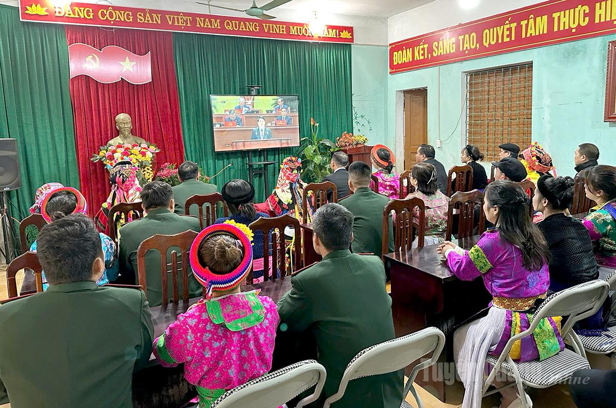Cán bộ, nhân dân, lực lượng vũ trang xã Lũng Cú theo dõi Đại hội tại Nhà văn hoá thôn Ma Lé. Ảnh: My Ly