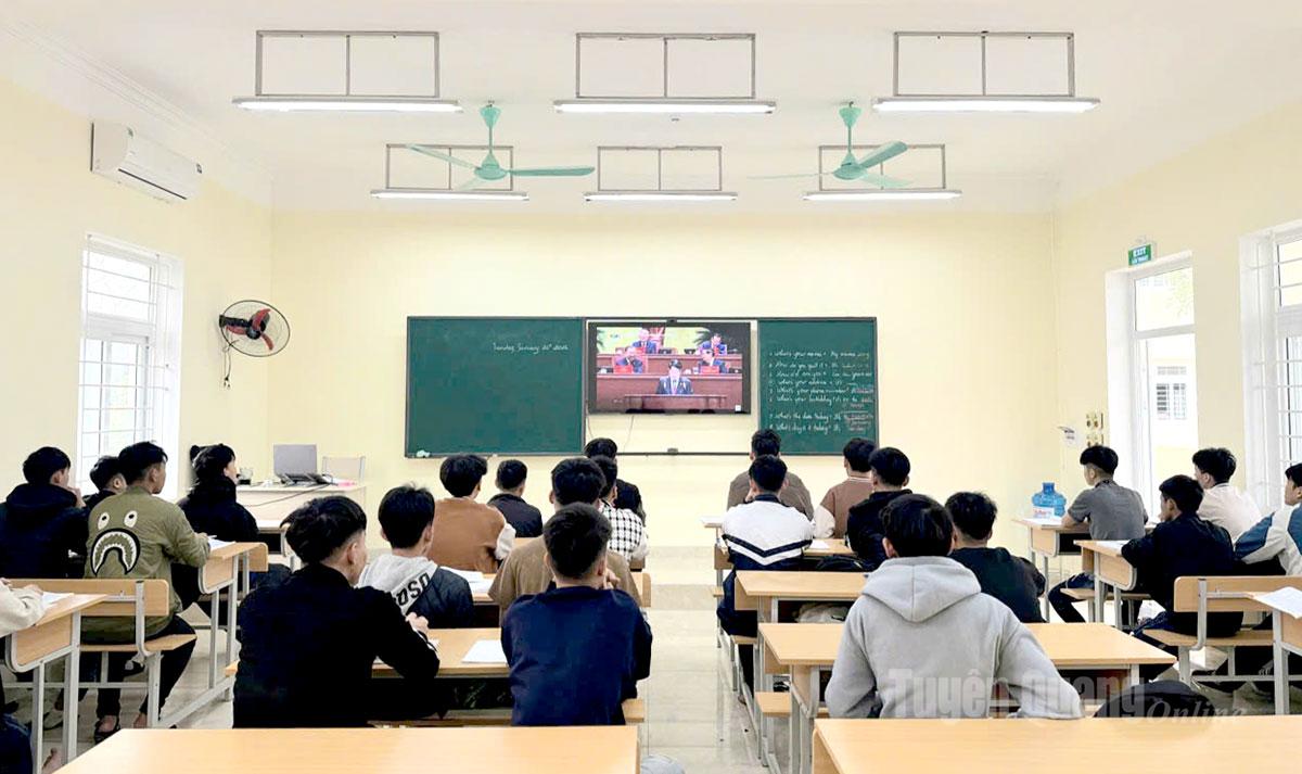 Học sinh, sinh viên Trường Cao đẳng Tuyên Quang theo dõi truyền hình trực tiếp Lễ khai mạc Đại hội đại biểu toàn quốc lần thứ XIV của Đảng. Ảnh: Huy Hoàng