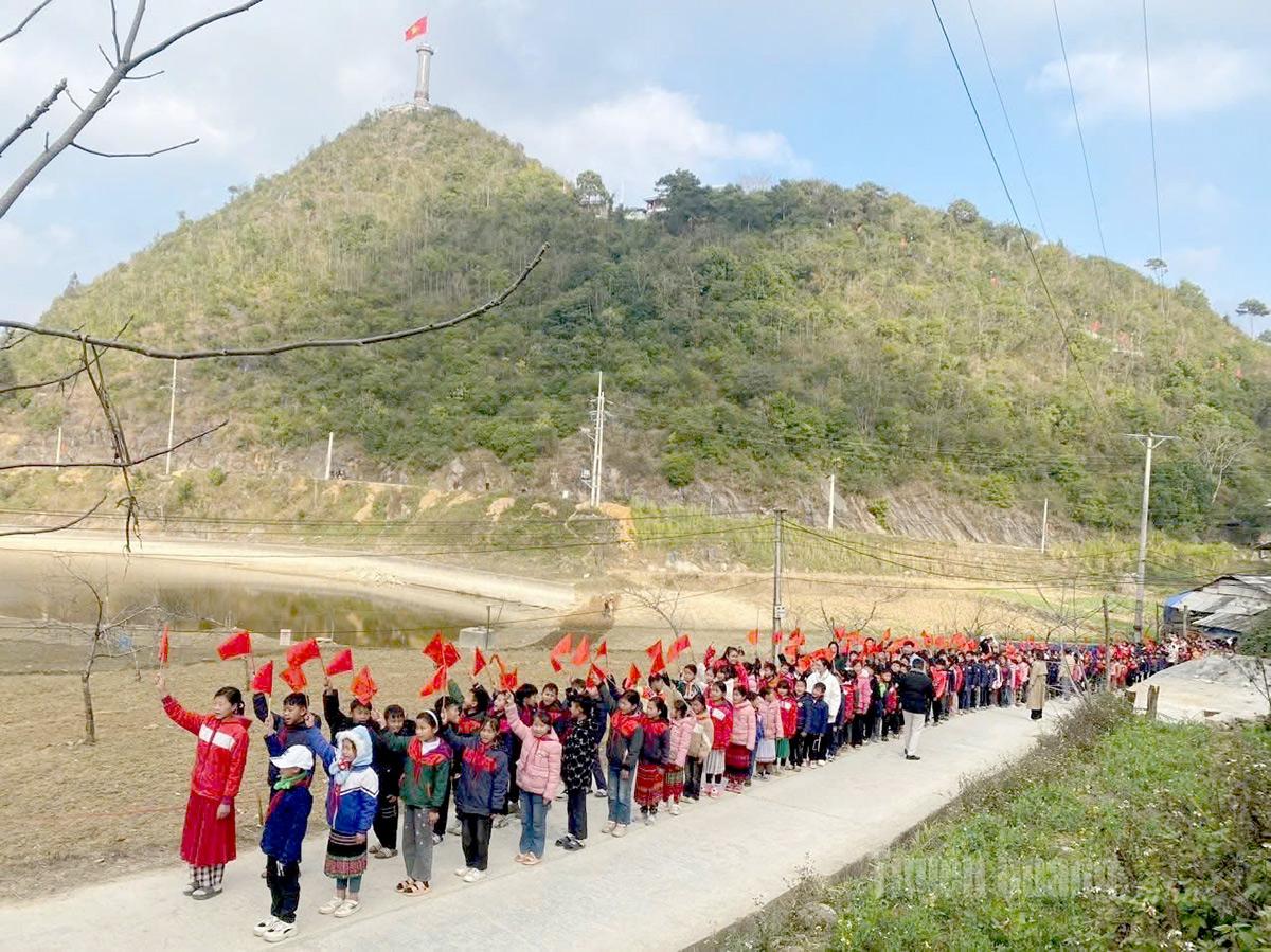 Học sinh trường Phổ thông DTBT Tiểu học Lũng Cú chào mừng Đại hội Đảng toàn quốc lần thứ XIV. Ảnh: My Ly