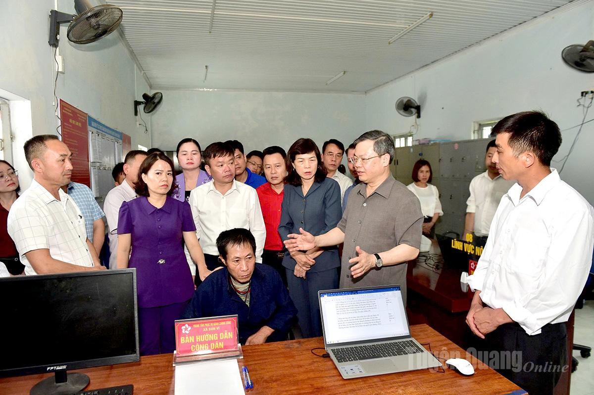 Đồng chí Nguyễn Văn Sơn, Phó Bí thư Tỉnh ủy, Chủ tịch HĐND tỉnh kiểm tra vận hành Trung tâm Phục vụ hành chính công xã Sơn Vĩ.
