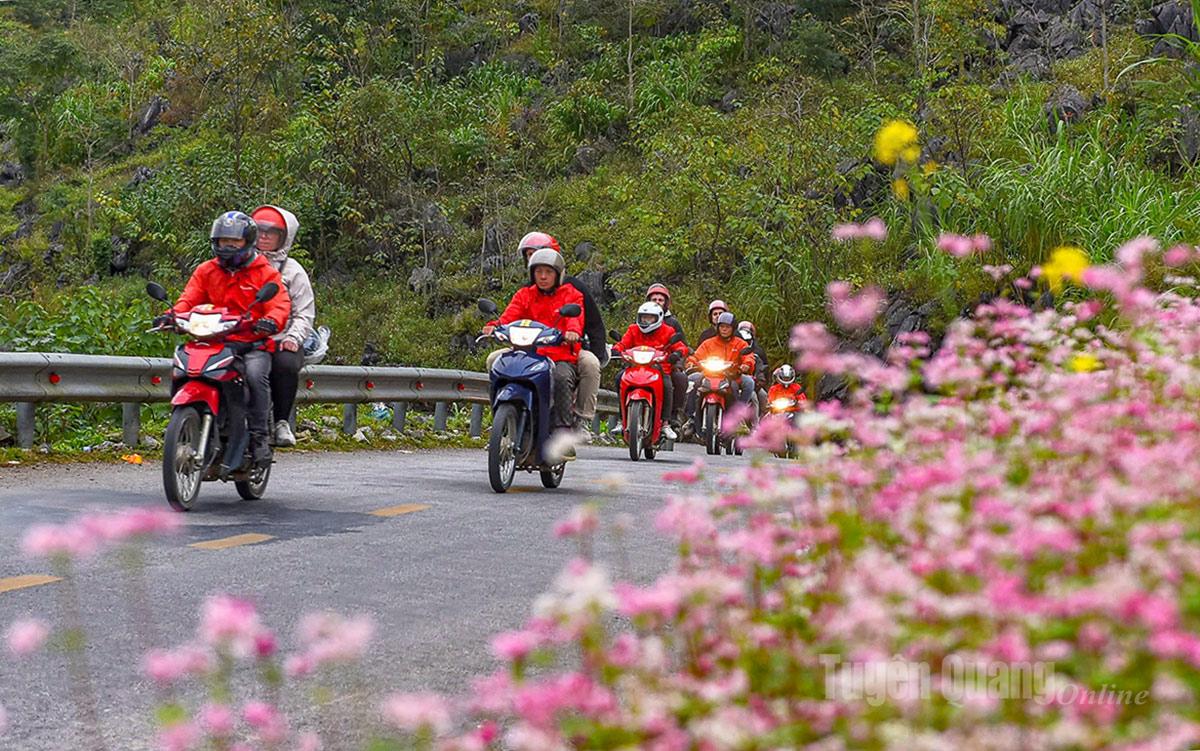 National Highway 4C, which links the communes on the rocky plateau, has been upgraded to improve travel and boost trade activities.