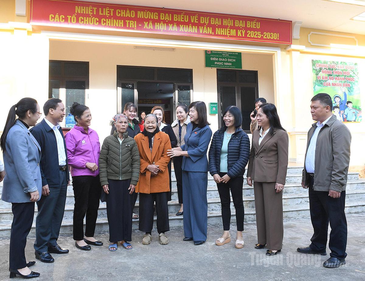 Đồng chí Phó Chủ tịch HĐND tỉnh Phạm Thị Minh Xuân với cử tri xã Xuân Vân.