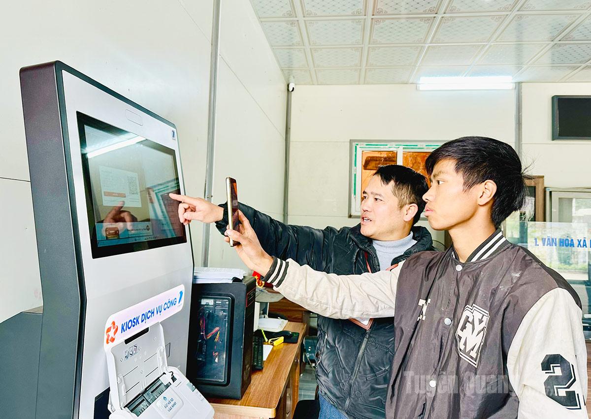 People of Lung Cu Commune submit online applications at the Public Administration Service Center.