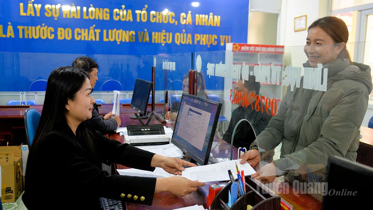Staff of the Vinh Tuy Commune Public Administration Service Center receive and process administrative procedure applications from local people.