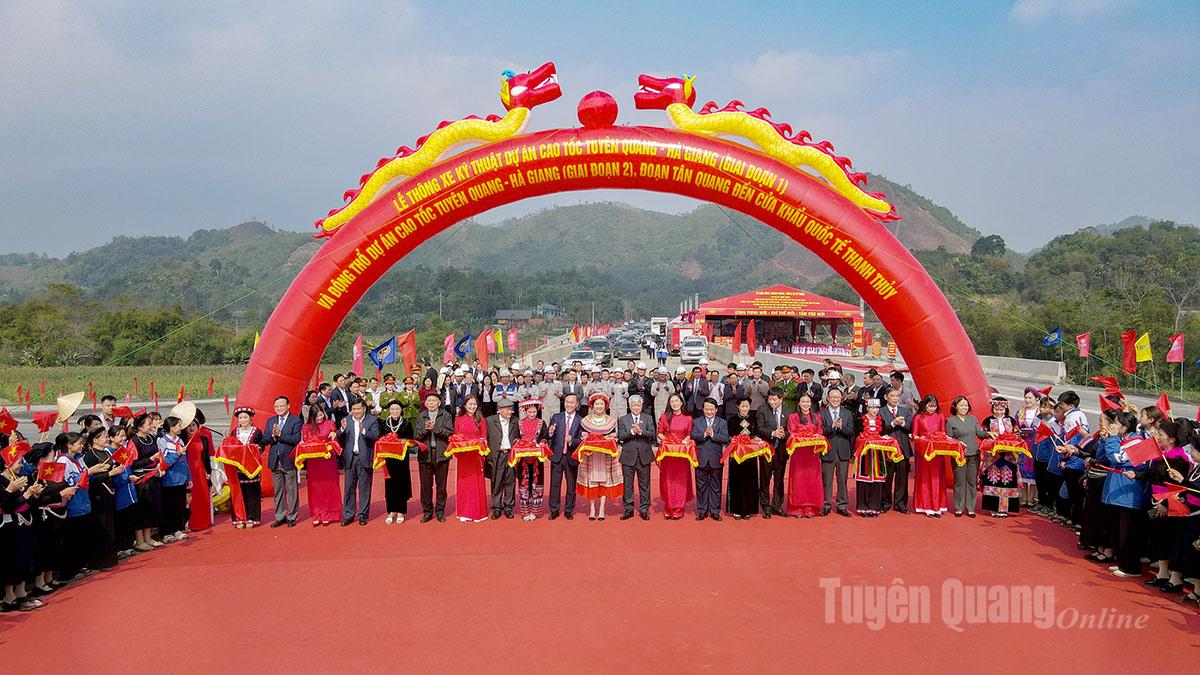 Delegates cut the ribbon to inaugurate the Tuyen Quang – Ha Giang expressway project (Phase I) on December 12, 2025.