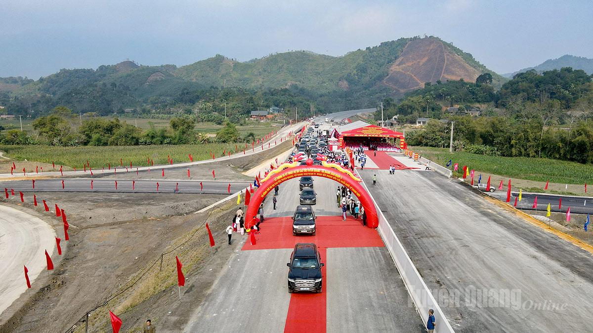 The first vehicles have now begun traveling on the newly completed Phase I of the Tuyen Quang - Ha Giang expressway.
