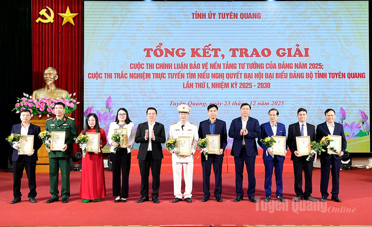 Các đồng chí: Trần Mạnh Lợi, Ủy viên Ban Thường vụ Tỉnh ủy, Trưởng Ban Tuyên giáo và Dân vận Tỉnh ủy; Phùng Tiến Quân, Ủy viên Ban Thường vụ Tỉnh ủy, Trưởng Ban Nội chính Tỉnh ủy trao chứng nhận cho các tập thể xuất sắc tham gia Cuộc thi chính luận bảo vệ nền tảng tư tưởng của Đảng năm 2025.