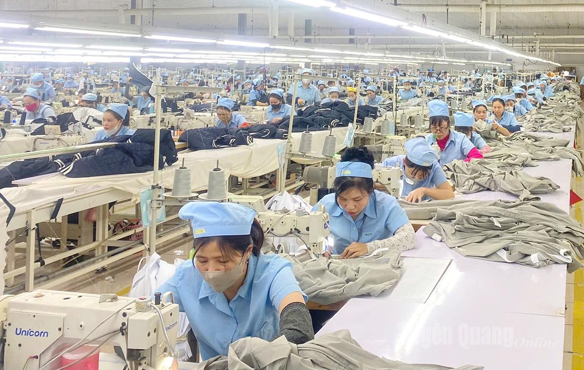 Công nhân Công ty TNHH MSA-YB tập trung làm việc ngay từ ngày đầu năm mới.