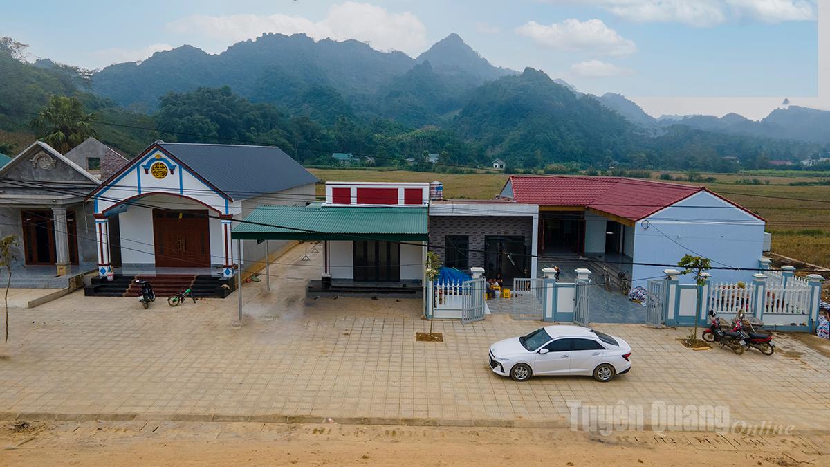 The Dan Khao resettlement area in Luc Hanh Commune has been invested in to be spacious, clean, safe, and well-built.