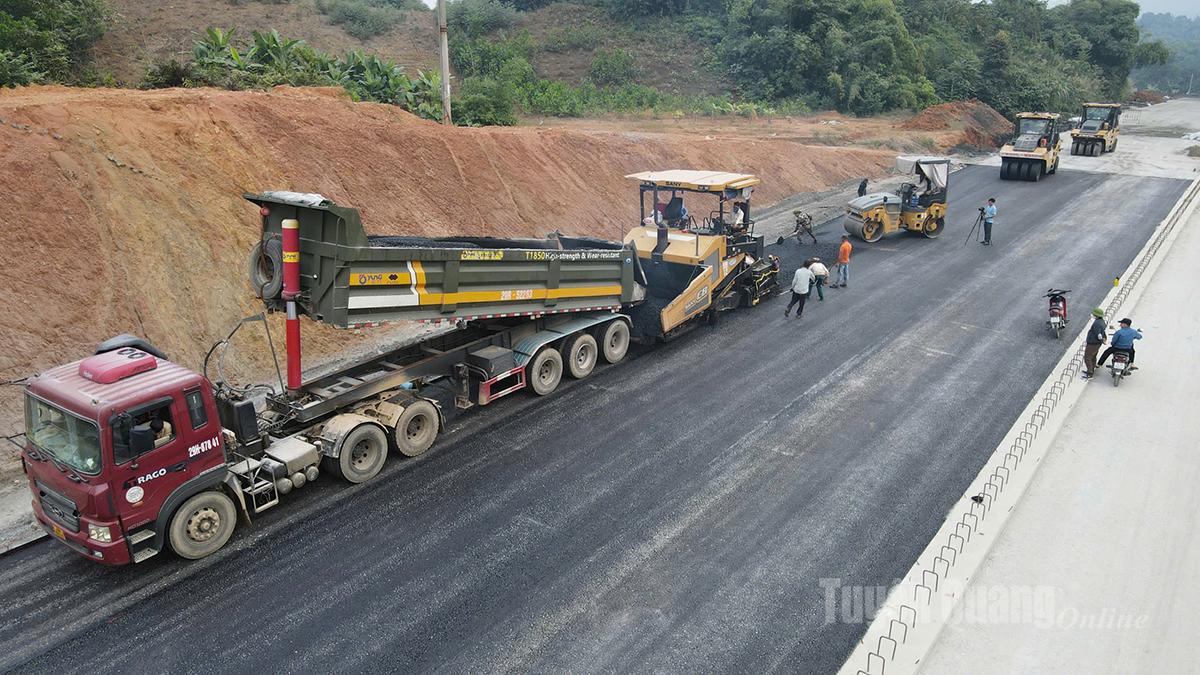 Không khí khẩn trương trên công trường thi công cao tốc Tuyên Quang - Hà Giang.