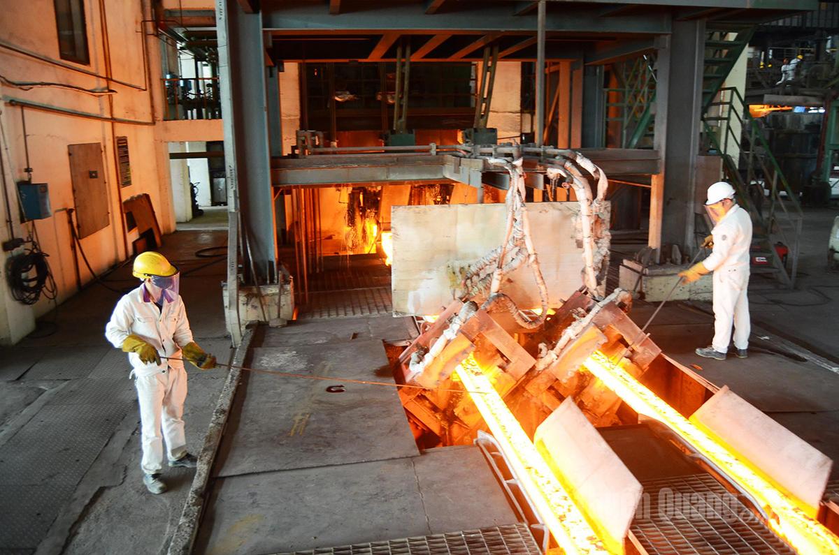 Công nhân chuẩn bị cho ra lò mẻ thép mới tại Nhà máy của Công ty TNHH Gang thép Tuyên Quang.