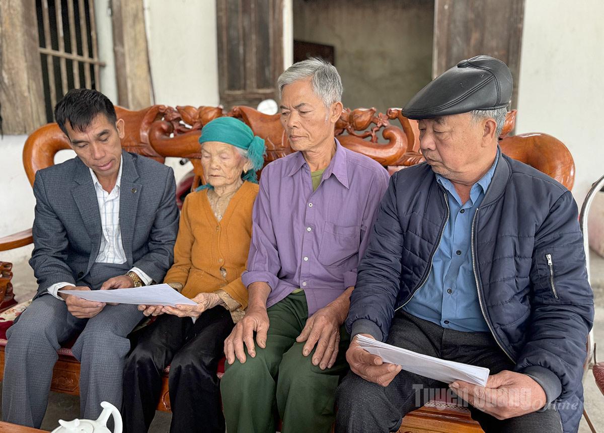 Cụ bà Nguyễn Thị Sản, 100 tuổi, thôn Phú Đa, xã Trường Sinh vẫn minh mẫn kể về những ngày tháng lịch sử từ thân phận nô lệ trở thành người làm chủ đất nước.