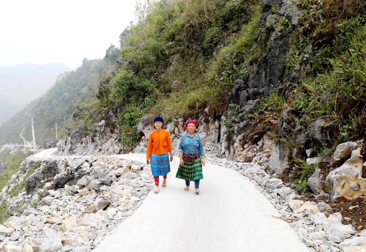 The Ta Phin B – Sua Lung inter-village road in Sa Phin Commune has been newly built, facilitating travel and boosting local economic development.