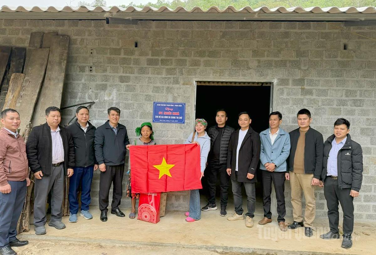 Lãnh đạo Ban Tuyên giáo và Dân vận Tỉnh ủy, xã Minh Sơn 
cùng các nhà tài trợ trao hỗ trợ làm nhà cho gia đình chị Giàng Thị Chứ, thôn Kho Là, xã Minh Sơn.