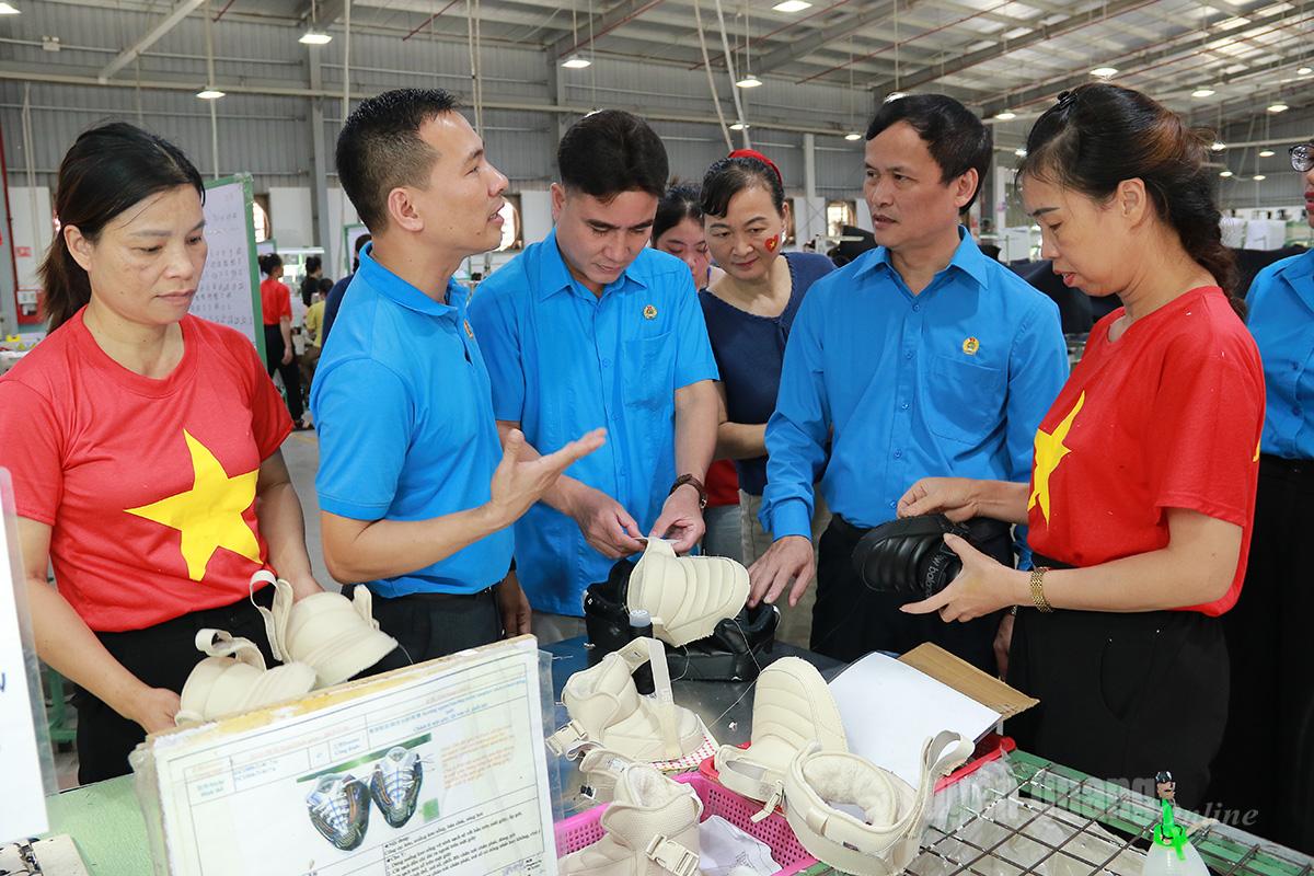 Lãnh đạo Liên đoàn Lao động tỉnh kiểm tra việc thực hiện chính sách lao động, việc làm tại Công ty TNHH sản xuất giày Chung Jye Tuyên Quang.