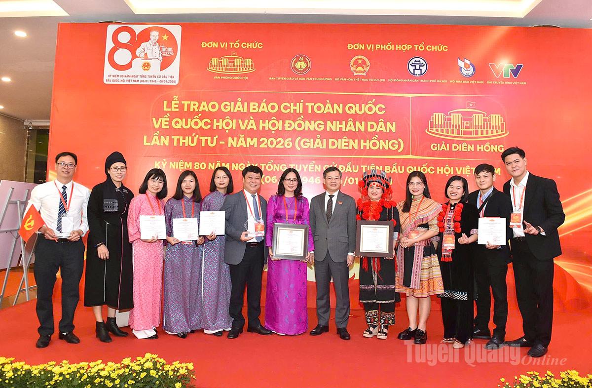 Đồng chí Chủ tịch HĐND tỉnh Nguyễn Văn Sơn và các tác giả đoạt 2 giải B, Giải Diên Hồng năm 2025.