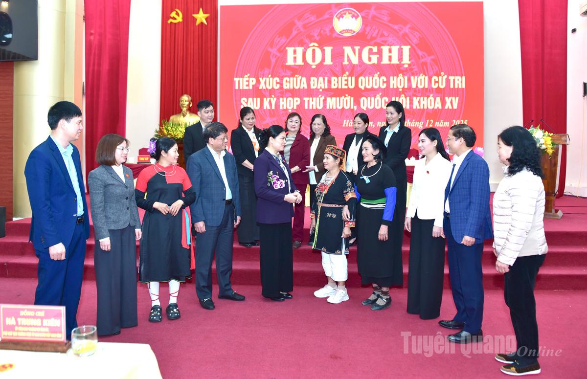 Đoàn ĐBQH tỉnh tiếp xúc, lắng nghe những tâm tư, kiến nghị của cử tri xã Hàm Yên.