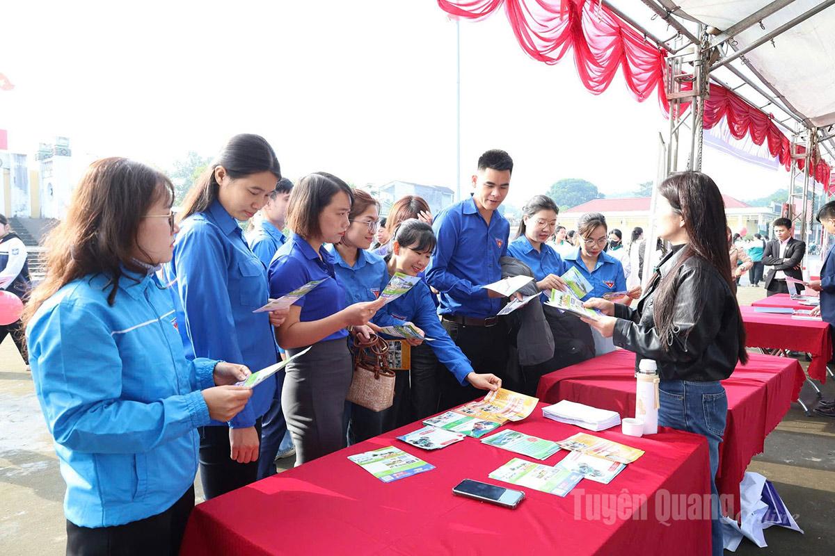 Đoàn viên, người lao động trên địa bàn xã Yên Sơn tham gia phiên giao dịch việc làm kết nối doanh nghiệp với người lao động trên địa bàn xã.