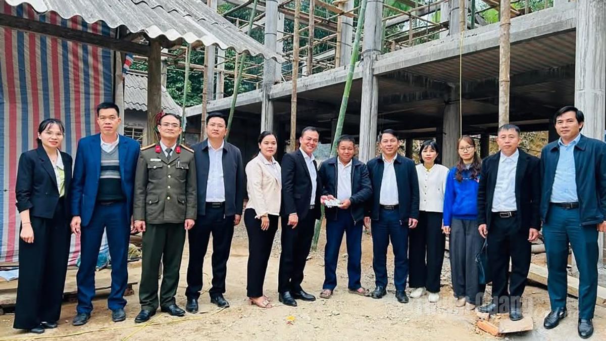 Lãnh đạo xã Tân Mỹ trao hỗ trợ sửa chữa, xây dựng nhà cho các gia đình chính sách trên địa bàn xã.