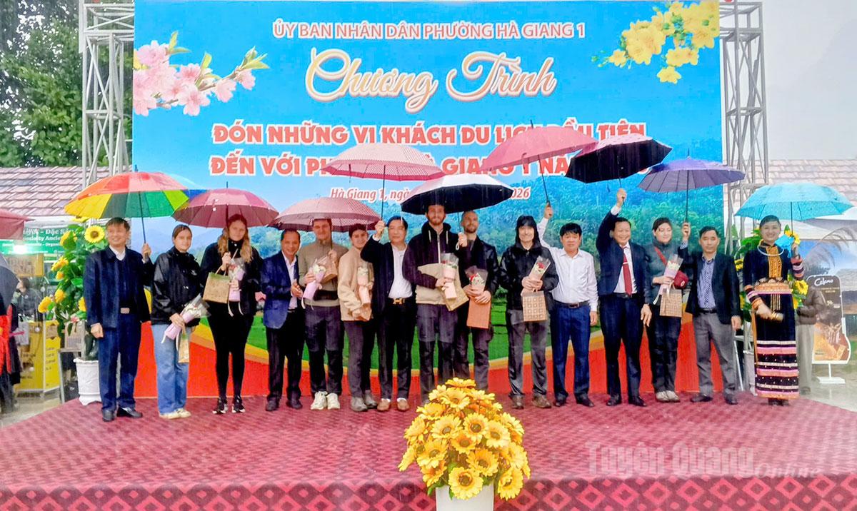 Lãnh đạo phường Hà Giang 1 tặng quà lưu niệm cho các vị khách du lịch đầu tiên năm 2026.