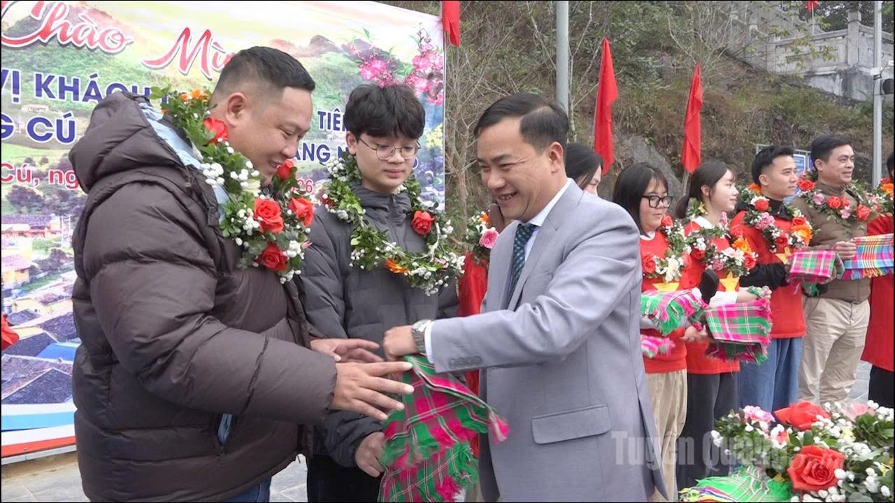 Lãnh đạo xã Lũng Cú tặng quà cho những khách du lịch đầu tiên trong năm mới.