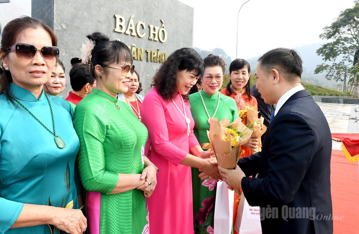 Lãnh đạo UBND xã Tân Trào tặng hoa chúc mừng các vị khách đầu tiên đến du lịch tại Tân Trào trong năm mới 2026.