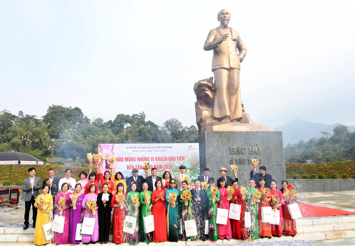 Lãnh đạo xã Tân Trào, Bảo tàng ATK Tân Trào tặng quà các vị khách đầu tiên đến tham quan.