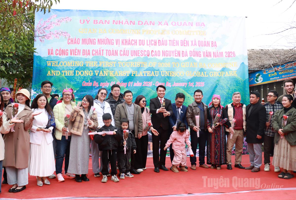 Xã Quản Bạ tặng hoa chào mừng những du khách đầu tiên của năm đến xã.
