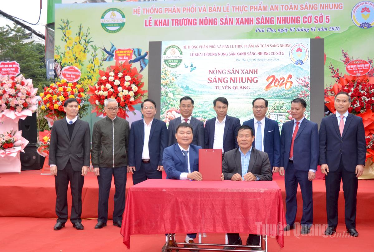 Lãnh đạo HTX Sáng Nhung ký kết tiêu thụ sản phẩm OCOP với doanh nghiệp Phú Thọ.