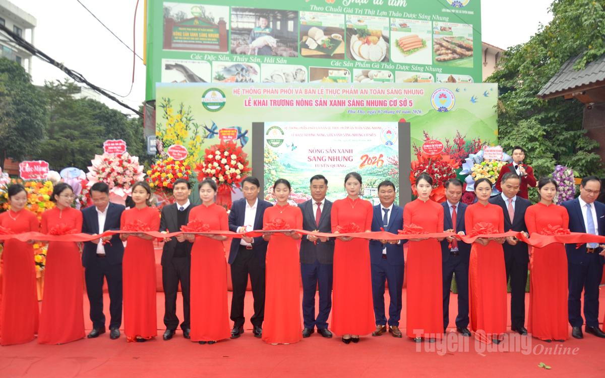 Các đại biểu tham gia cắt băng khai trương Trung tâm nông sản xanh Sáng Nhung tại phường Nông Trang, Phú Thọ.