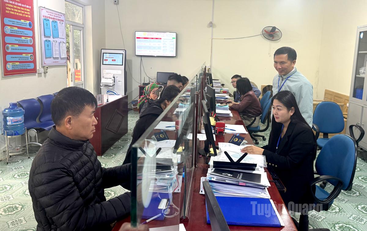 Công chức Trung tâm phục vụ hành chính công xã Vĩnh Tuy tập trung giải quyết công việc cho Nhân dân.