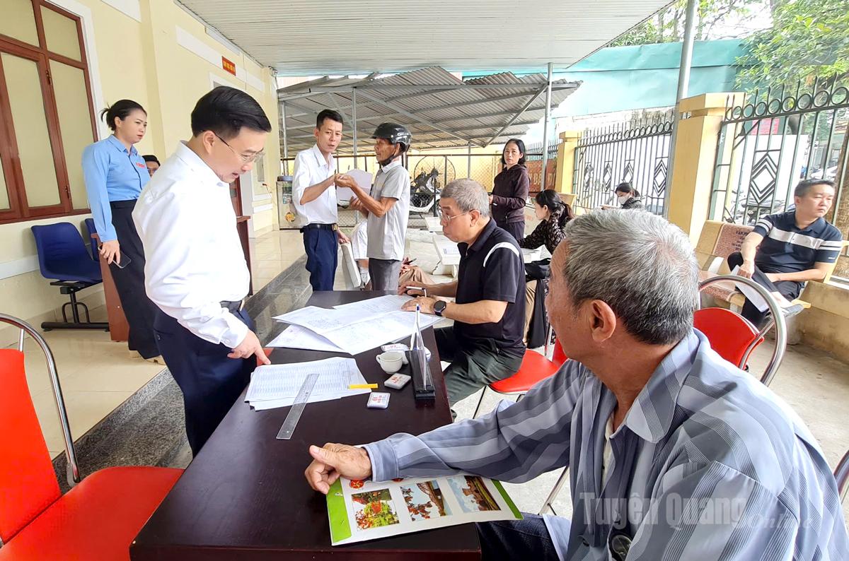 Đồng chí Phạm Mạnh Duyệt, Ủy viên BCH Đảng bộ tỉnh, Giám đốc Sở Nông nghiệp và Môi trường đi nắm tình hình giải quyết công việc trên lĩnh vực Nông nghiệp, môi trường ở cơ sở.