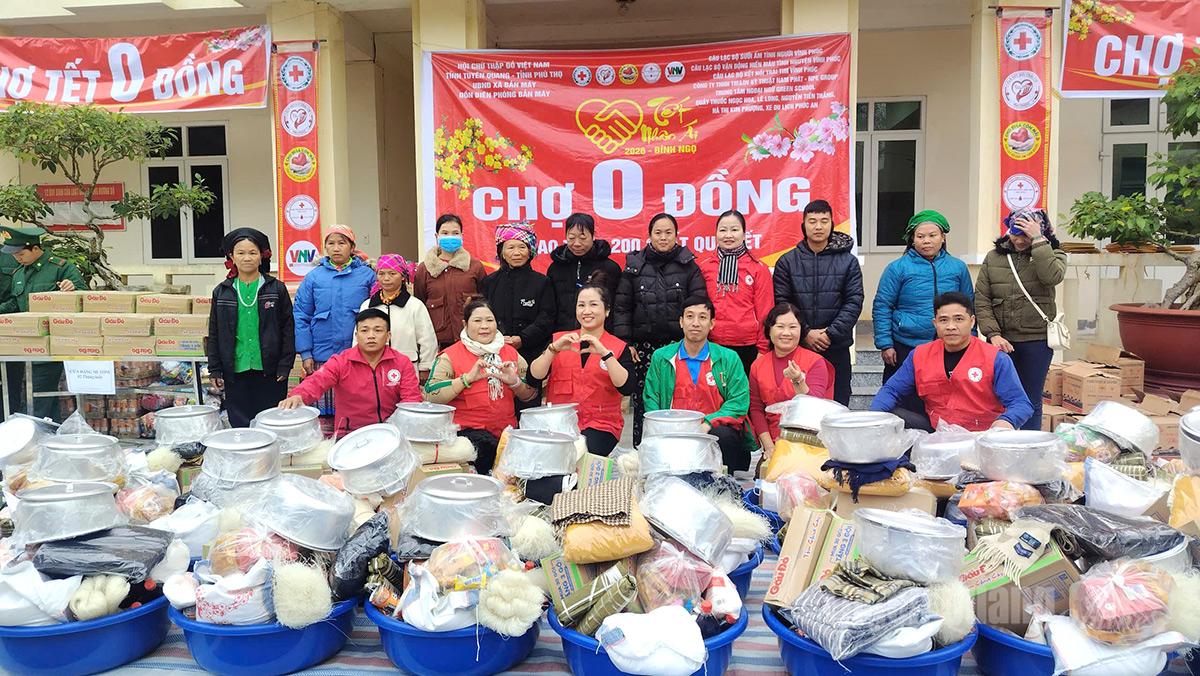 Các đại biểu tặng quà cho hộ nghèo, cận nghèo xã Bản Máy.