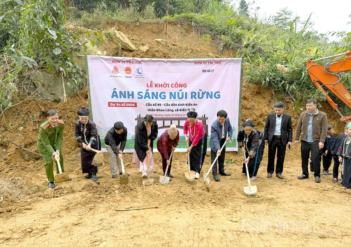 Khởi công xây dựng cầu dân sinh thôn Khau Làng, xã Kiến Thiết.