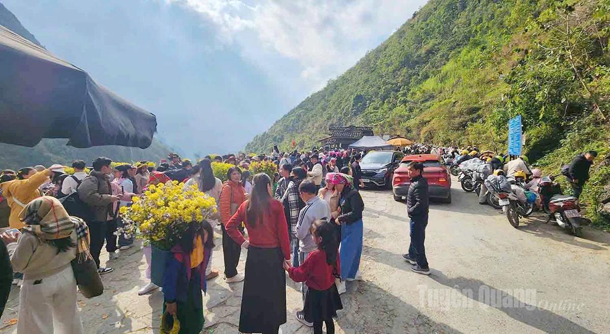 Tourists check in at Tham Ma Slope, Pho Bang Commune.