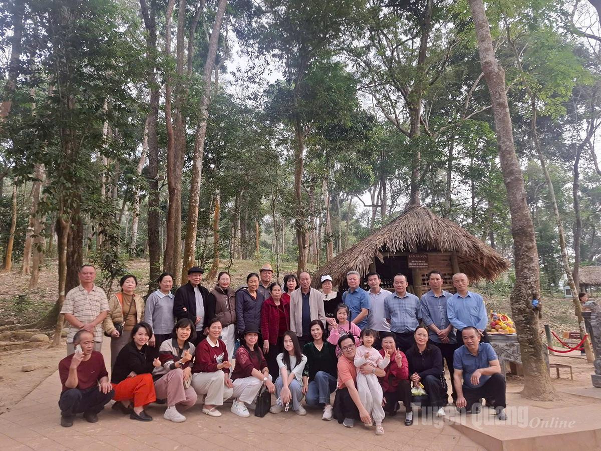 <em>Tourists visit and take souvenir photos at Na Nua Shack, Tan Trao.</em>