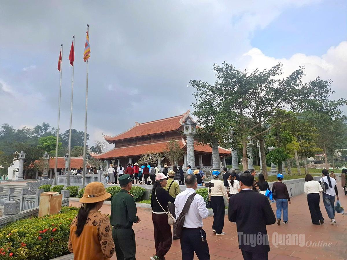 Du kh&aacute;ch tham quan Khu tưởng niệm Chủ tịch Hồ Ch&iacute; Minh v&agrave; c&aacute;c vị tiền bối c&aacute;ch mạng tại T&acirc;n Tr&agrave;o.