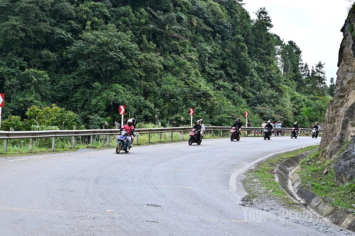 Kh&aacute;ch phượt tr&ecirc;n cung đường Cao nguy&ecirc;n đ&aacute;.