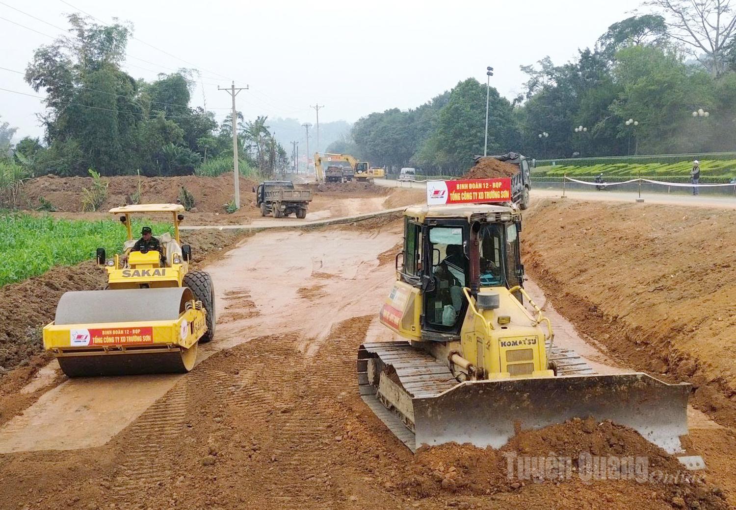 Thực hiện đúng tinh thần không có ngày nghỉ, Tổng Công ty xây dựng Trường Sơn - nhà thầu Dự án đường Tân Trào - Trung Yên tích cực thi công đẩy nhanh tiến độ triển khai dự án.