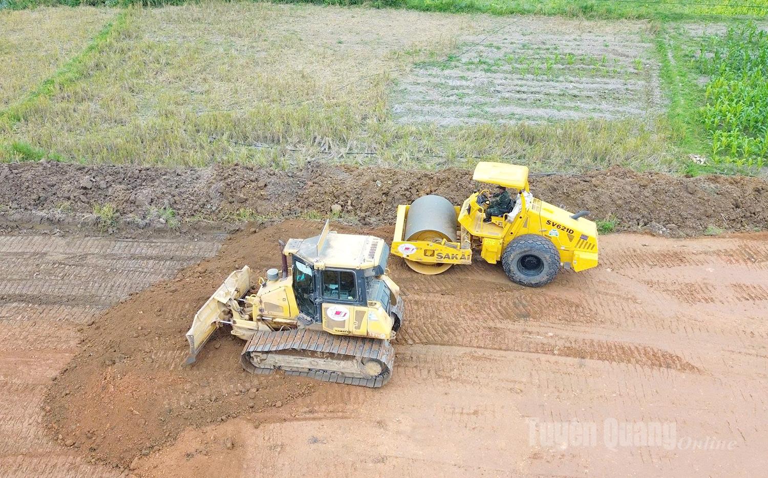 The project to renovate and upgrade the revolutionary road from Tan Trao Commune to Trung Yen Commune has a total length of approximately 9.243 km. The starting point (Km0+00) is at the junction from Na Nua Hut to Lung Tau, while the endpoint (Km9+243.35) is at the beginning of Trung Yen Bridge in Quan Ha Hamlet, Tan Trao Commune.