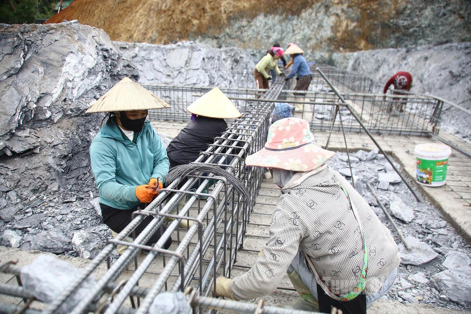 Workers did not take a break during the New Year holiday and continued construction at the Thanh Thuy Inter-level Boarding School for Primary and Lower Secondary Education.