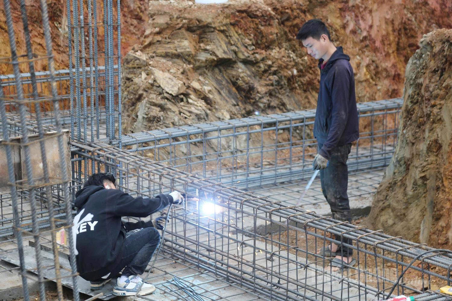 Steel welding work connecting the foundation reinforcement of the Thanh Thuy Inter-level Boarding School for Primary and Lower Secondary Education.