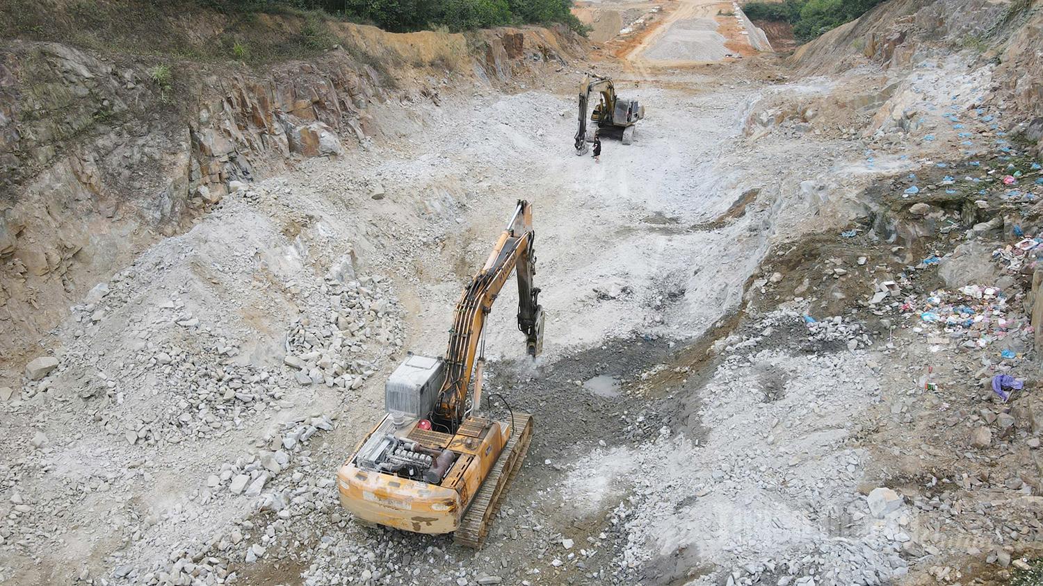 National Highway 2D, connecting the Tuyen Quang - Phu Tho Expressway with the Tuyen Quang - Ha Giang Expressway, is seeing contractors actively address site clearance bottlenecks during the holiday period.