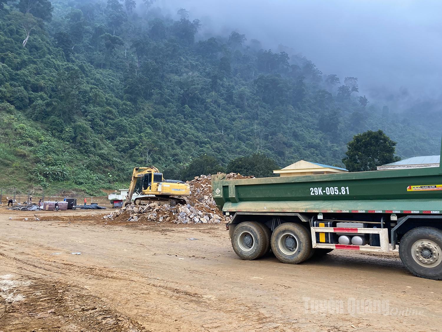 Tại xã Minh Tân, Dự án xây dựng Trường Nội trú liên cấp Tiểu học và THCS trên địa bàn xã duy trì 50 nhân công làm việc xuyên kỳ nghỉ lễ.