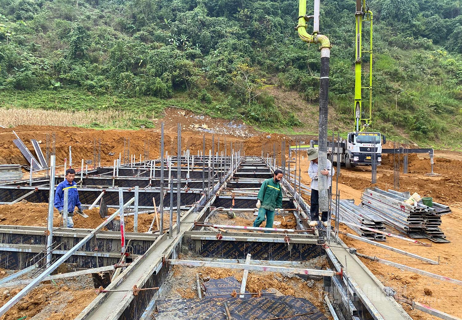 Phần móng một hạng mục nhà lớp học Trường Nội trú liên cấp Tiểu học và THCS Minh Tân được đổ trong ngày 3-1.