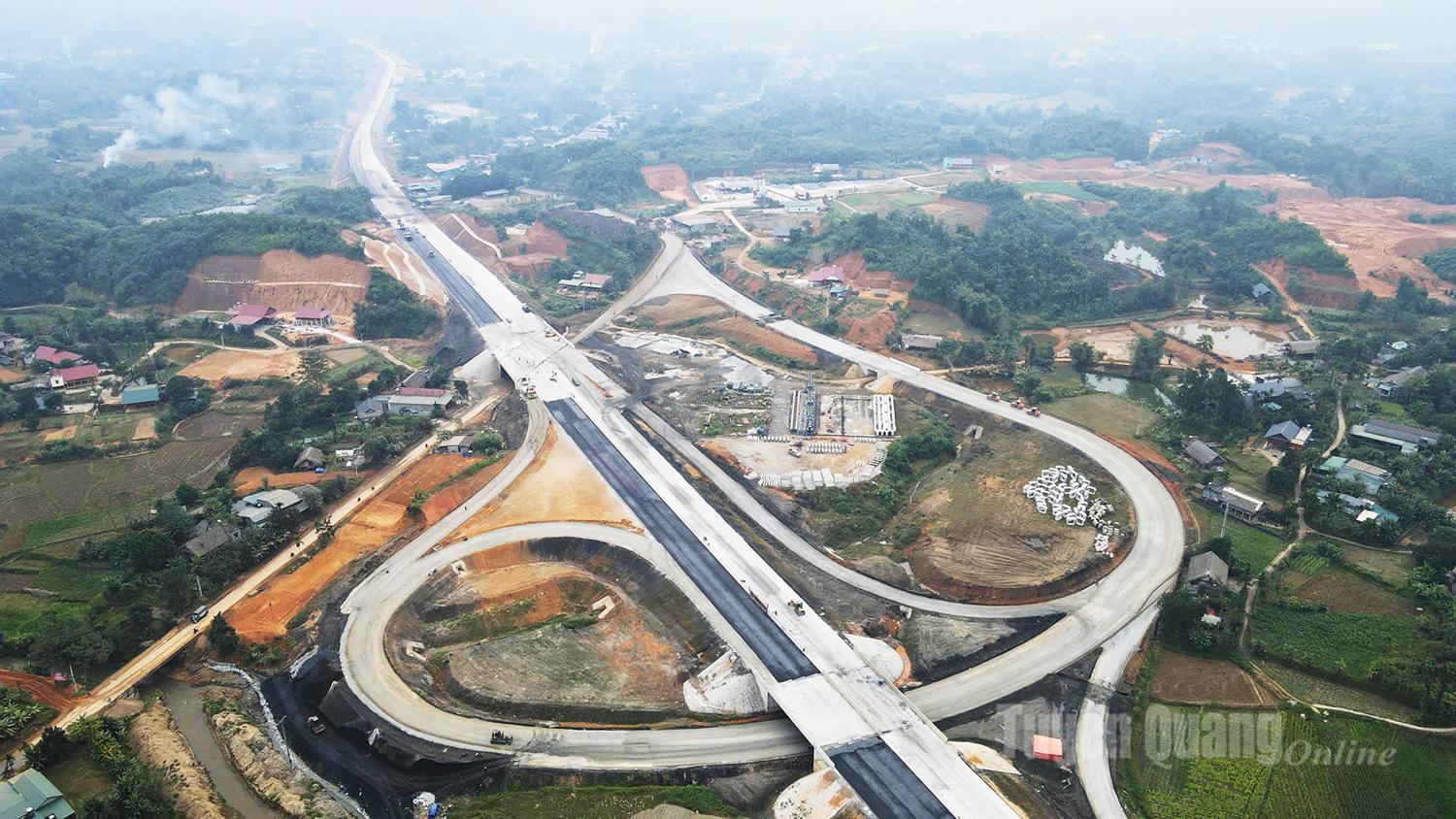 Despite rainy conditions during the holiday that prevented asphalt concrete pavement works, contractors on the Tuyen Quang - Ha Giang Expressway project have maintained manpower and continued suitable tasks in line with weather conditions, such as slope reinforcement and other auxiliary works.